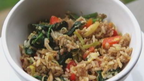 рис, зажаренный с овощами и яйцом