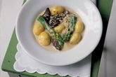 Спаржа, картофель и сморчки в сливочно-винном соусе
