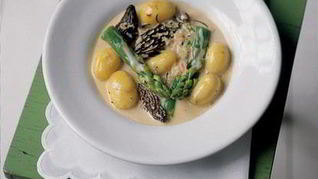 Спаржа, картофель и сморчки в сливочно-винном соусе