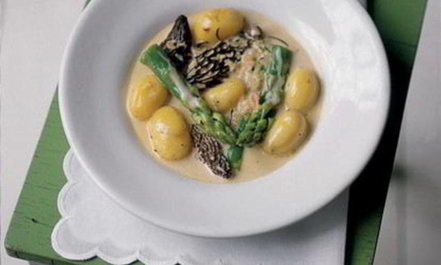 Рецепт спаржи, картофель и сморчки в сливочно-винном соусе