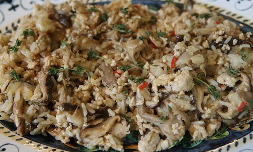 Рецепт экзотического риса с курицей, шиитаке и вешенками