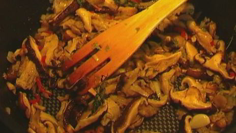 экзотический рис с курицей, шиитаке и вешенками