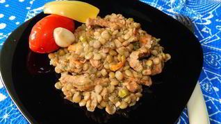 Зеленая чечевица с тушеным мясом