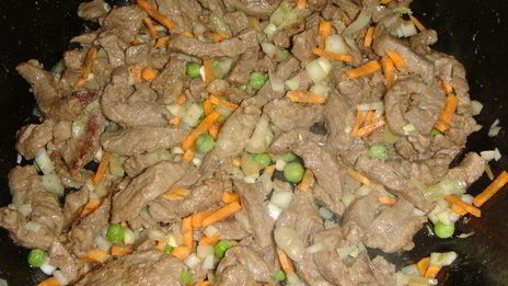 зеленая чечевица с тушеным мясом