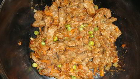 зеленая чечевица с тушеным мясом