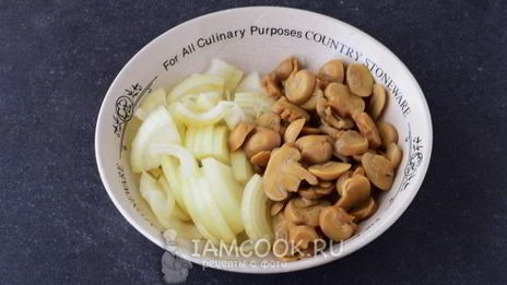 жареная картошка с грибами и луком