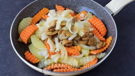 жареная картошка с грибами и луком