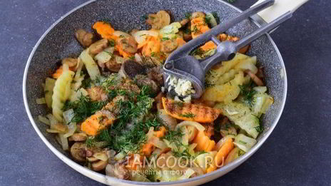 жареная картошка с грибами и луком