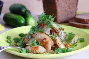 Жареная картошка с луком на сковороде