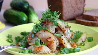 Жареная картошка с луком на сковороде