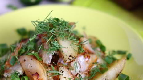 жареная картошка с луком на сковороде