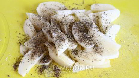 жареная картошка с луком на сковороде