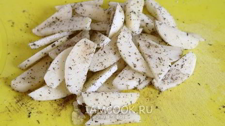 жареная картошка с луком на сковороде