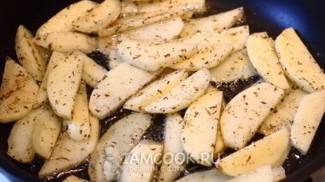 жареная картошка с луком на сковороде