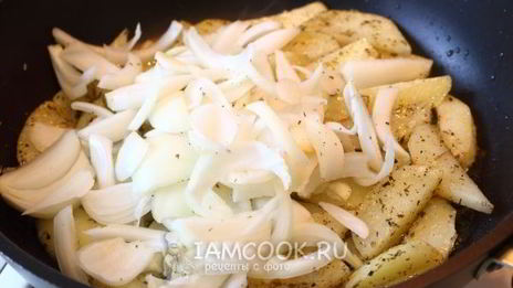жареная картошка с луком на сковороде
