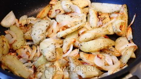 жареная картошка с луком на сковороде