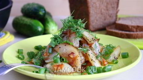 жареная картошка с луком на сковороде