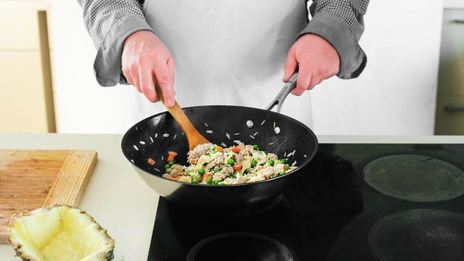 жареный рис с ананасом и свининой