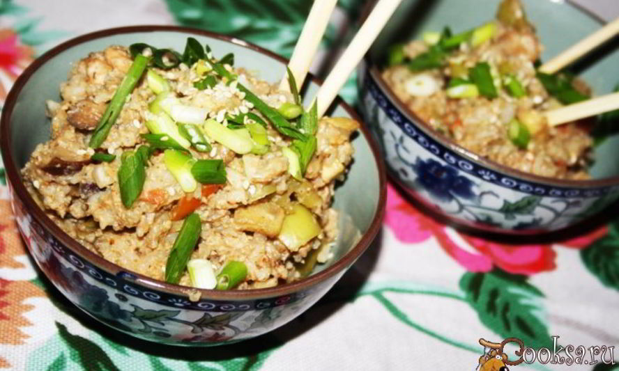 Рецепт жареного риса с креветками, овощами и яйцом в азиатском стиле