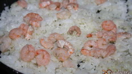 жареный рис с креветками, овощами и яйцом в азиатском стиле