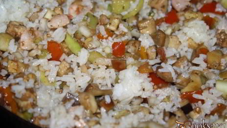 жареный рис с креветками, овощами и яйцом в азиатском стиле