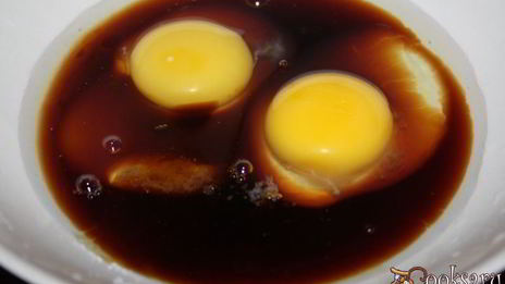 жареный рис с креветками, овощами и яйцом в азиатском стиле