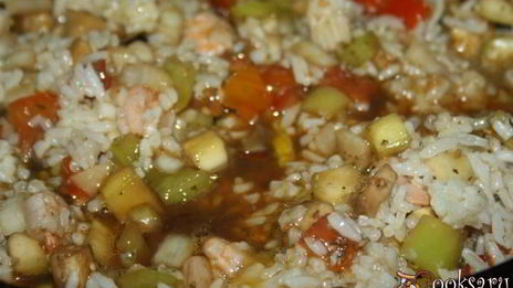 жареный рис с креветками, овощами и яйцом в азиатском стиле