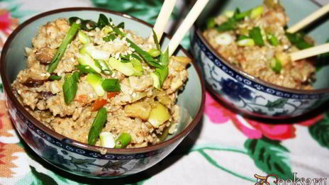 жареный рис с креветками, овощами и яйцом в азиатском стиле