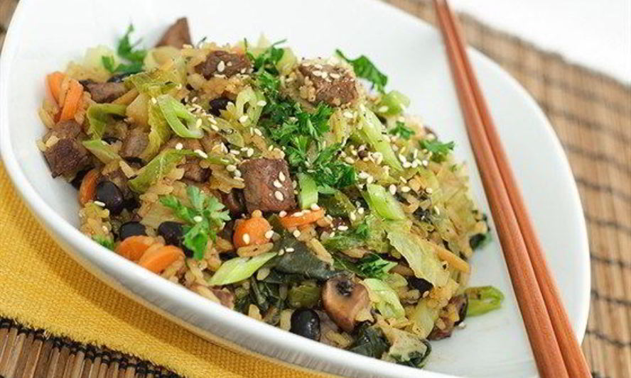 Рецепт жареного риса с овощами, соевым соусом, супом мисо и пикулями