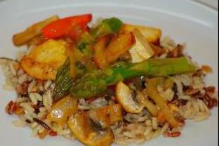 Жареный рис с тофу и спаржей