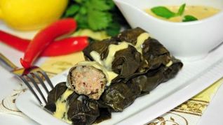 Долма из баранины и булгура под мятным соусом