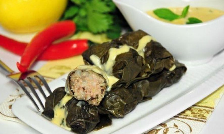 Рецепт долмы из баранины и булгура под мятным соусом