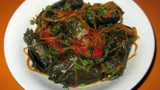 Долма из маринованных листьев