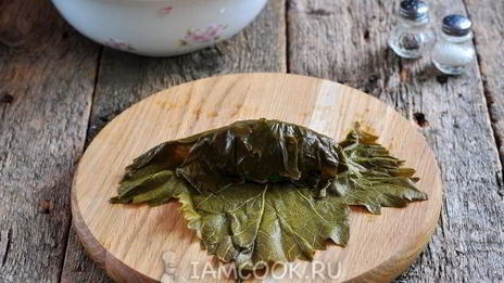 долма из маринованных виноградных листьев