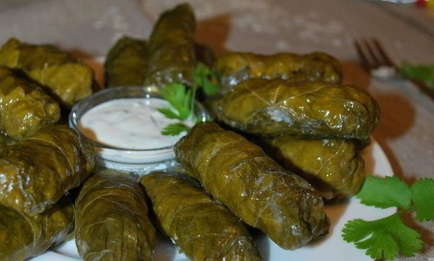 Рецепт долмы с чесночным соусом и кинзой