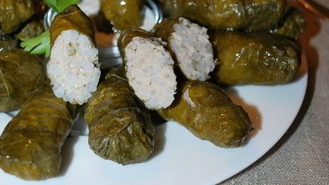 долма с чесночным соусом и кинзой