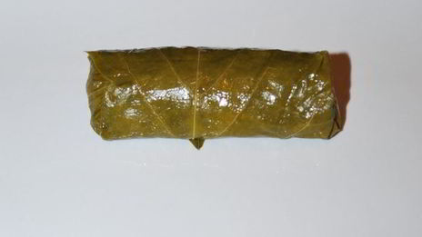 долма с чесночным соусом и кинзой