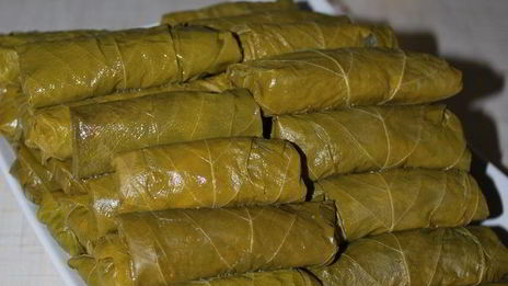 долма с чесночным соусом и кинзой