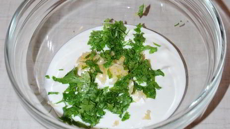 долма с чесночным соусом и кинзой