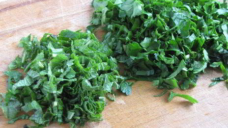 долма с рисом, изюмом и кедровыми орешками