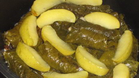 долма с рисом, изюмом и кедровыми орешками