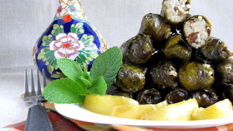 долма с рисом, изюмом и кедровыми орешками