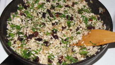 долма с рисом, изюмом и кедровыми орешками