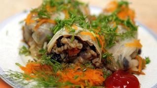 Голубцы с грибами и перловкой в мультиварке