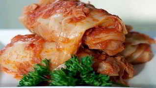 Голубцы в томатном соусе с квашеной капустой