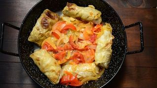 Замороженные голубцы на сковороде