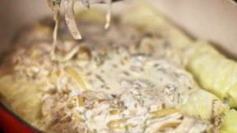 запеченные голубцы в сметанном соусе