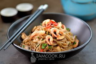 Гречневая лапша с креветками и овощами