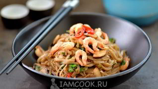 Гречневая лапша с креветками и овощами