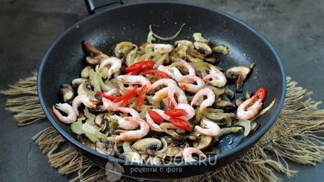 гречневая лапша с креветками и овощами